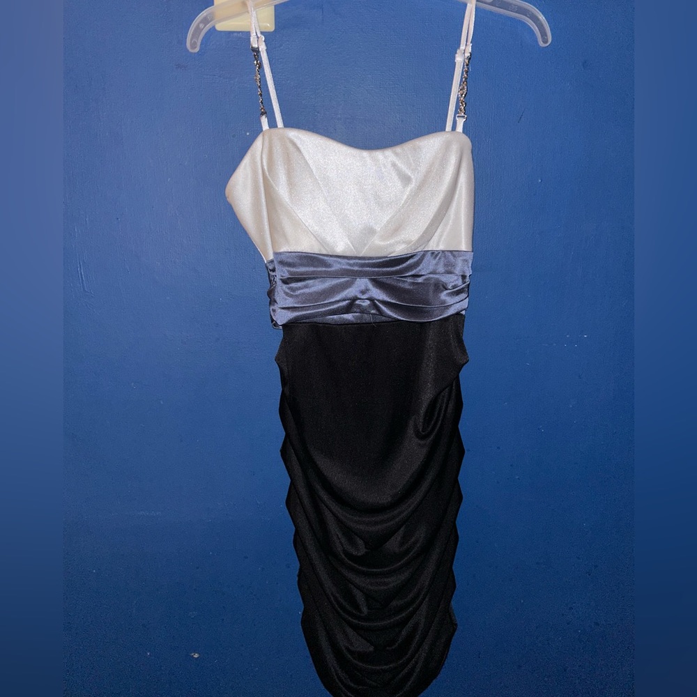 A beautiful cocktail dress. I never worn it and it’s like new.